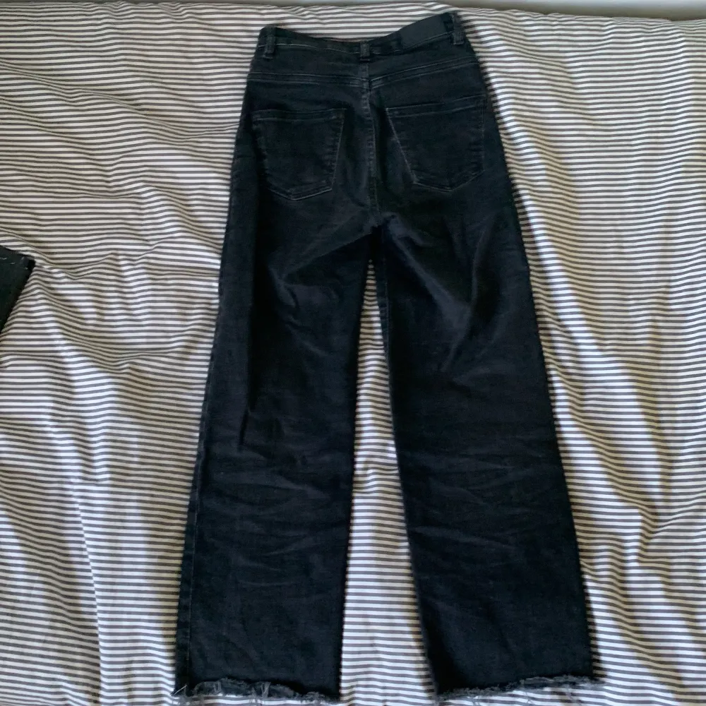 Säljer dessa svarta, vida högmidjade jeans från lager 157. Storlek XXS men jag skulle säga att de även passar XS bra. Skriv privat för mer bilder eller frågor . Jeans & Byxor.