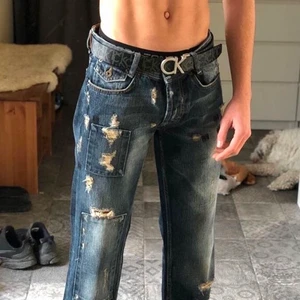 Calvin Klein bälte - Tjenare! Säljer mitt ck bälte som inte kommer till användning längre. Man kan vända på bältet så bältet blir helt svart för användning också. Jag har gjort 3 nya hål på bälte då de va för stort för mig. Skick: använt