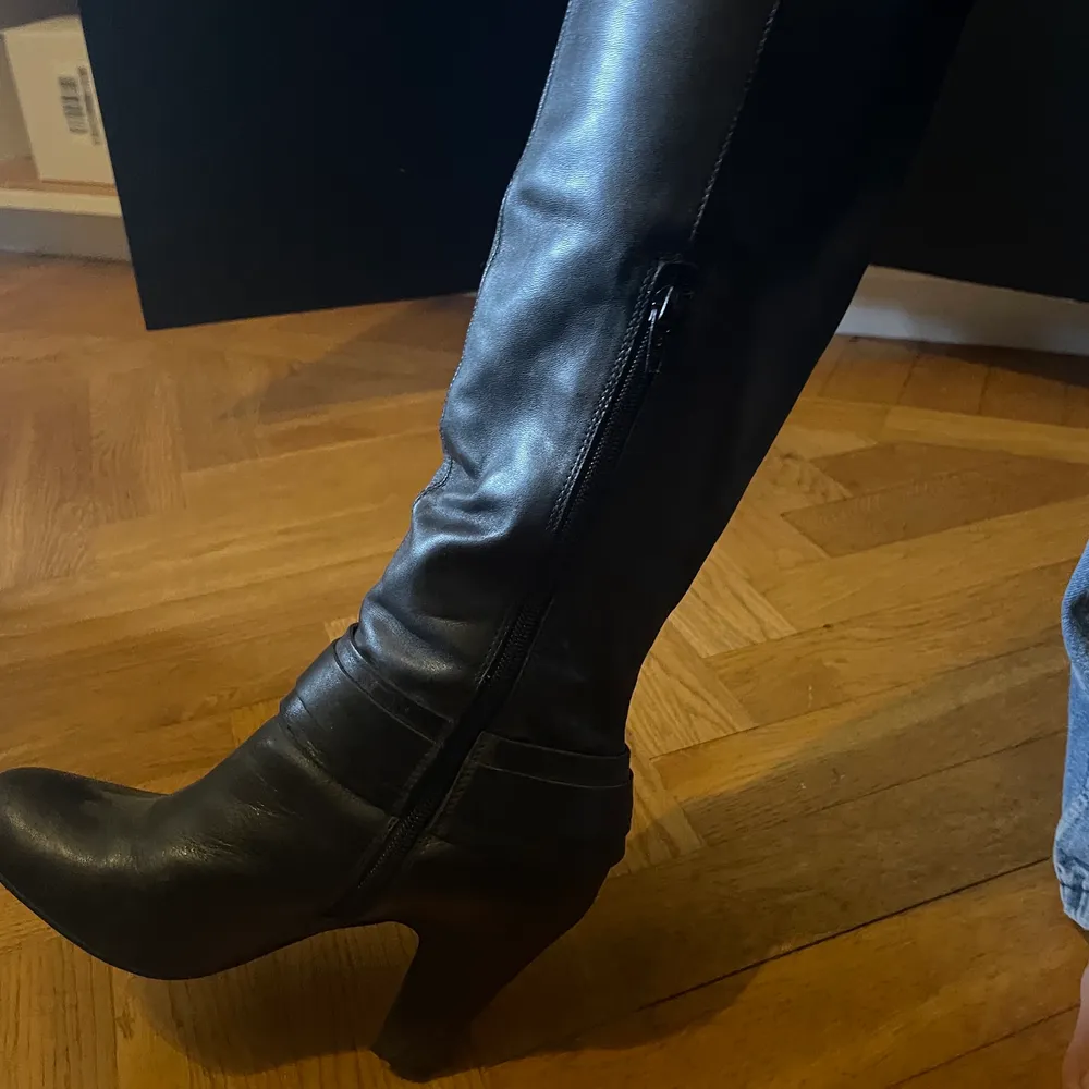 Höga klackboots i 38. 150kr + frakt . Skor.