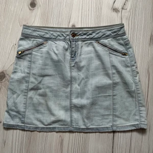 Jeanskjol  - Kort kjol i jeans. Jättesöt och bekväm. Säljer då den är för liten.💕