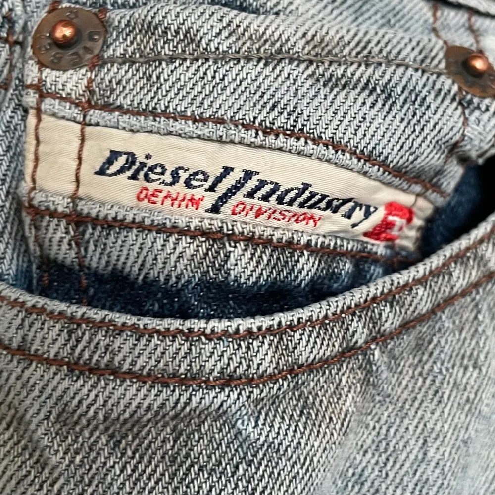 Säljer nu mina favorit low waisted jeans från diesel! Dem är bootcat och passar perfekt in till Sthlm stilen. Passar mig perfekt som är ganska kort! hör av er för fler bilder❤️ köp direkt för 1500kr😍. Jeans & Byxor.