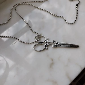 Smycken - 2 helt oanvända halsband i silver fast inte äkta. Billiga fast frakten går på 39kr tyvärr