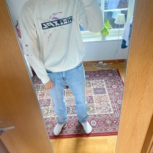 Sweatshirt - Weekday sweatshirt som är använd fåtal ggr. Är i samma skick som en ny