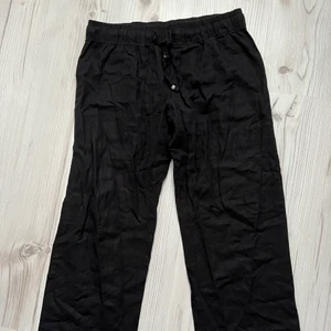 Svarta linnebyxor - Säljer då de inte passar mig längre. Supersköna och trendiga. De är i storlek 40 men passar perfekt på 36/38. Säljer likadana vita.💕