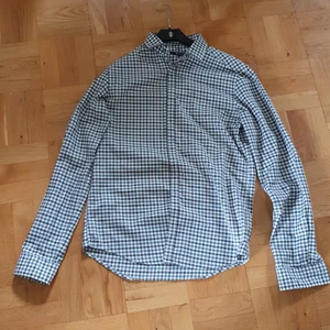 Bekväm och stlren skjorta från Tiger of Sweden - Skön skjorta som passar lika bra till kostymen som till ett par jeans. Ett par pr på nacken men i princip i nyskick då den i stort sett är oanvänd.