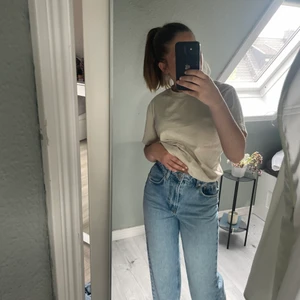 Nakd jeans strl 34 - Säljer ett par oversized högmidjade jeans ifrån Nakd, nästan oanvända och i väldigt bra skick 😇