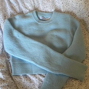Stickad tröja - En jätte fin stickad tröja från zara💙 säljer pågrund av att den är lite för croppad för min smak, använt Max 5 gånger. Det har varit litet hål mitt i tröjan men jag har försökt sytt igen det så det syns inte alls💕 Meddela mig om du vill ha fler bilder🤍🤍