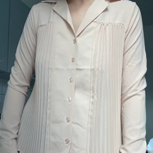 plisserad blus nakd - plisserad beige/ljusorange blus från na-kd. helt ny med lappar kvar. väldigt fin men tyvärr är färgen helt fel för mig