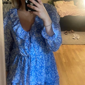 Zara klänning - Säljer denna klänning/klänning med shorts från zara. Strorleken är XS men funkar lätt på S/M