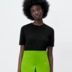 Svart t-shirt zara - En jättefin svart t-shirt ifrån Zara i stolek S!! Prislappen sitter kvar då tröjan är helt ny. Tröjan är perfekt inför skolstarten🤗💗 Skriv gärna privat ifall ni är intresserade samt har andra frågor <3 Frakt tillkommer.