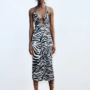 Zara klänning  - Helt oanvänd klänning från Zara i storlek L. Säljs pga storleken ej passar och ingen möjlighet att lämna tillbaka. Köptes för 399kr och säljs för 200kr💕