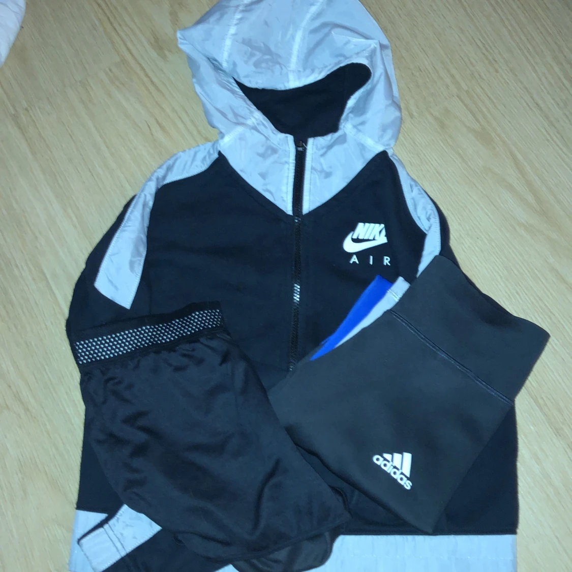 Nike hoddie, Nike shorts och Adidasbyxor 