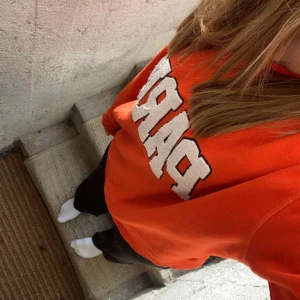 Röd tröja - Säljer min Röda Paris tröja, använd ett fåtal gånger 