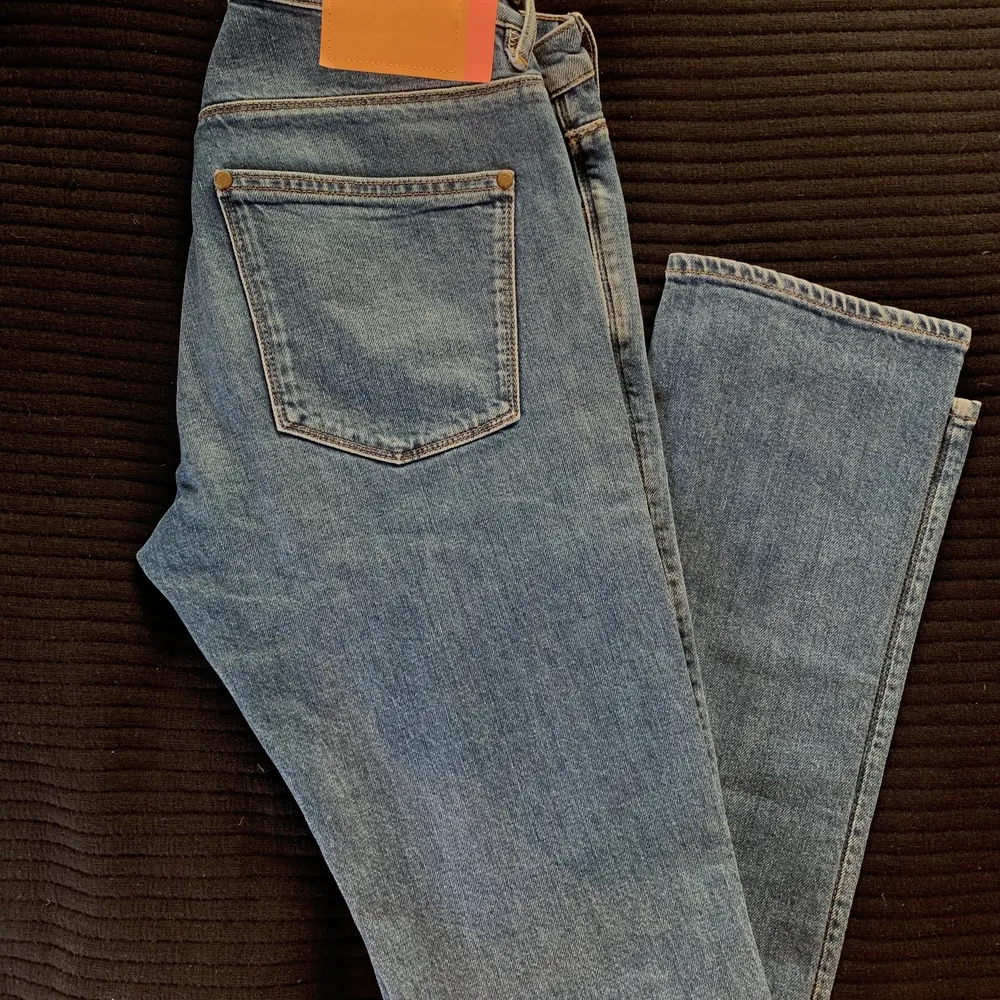 Säljer ett par blå Acne Jeans i modellen ”North”. Otroligt sköna och i väldigt bra skick (näst intill nyskick). Hör av er om ni har frågor eller bud! . Jeans & Byxor.