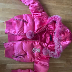 Roca wear jacka str M - Säljer min helt oanvända jacka eftersom jag aldrig använder den. Jätte fint skick🥰