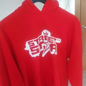 Röd street star hoodie, storlek M - En röd street star hoodie som är typ helt oanvänd. Ganska stor i modellen och den är ganska varm. Finns inte å köpa på nätet elr i butik så hittade inte orginal priset.