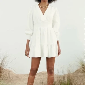 Zara - Säljer denna super fina volang klänning från zara som är slutsåld💛 Aldrig använd och lappen sitter kvar