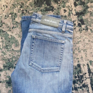 acne low waisted jeans  - Jättesnygga acne jeans low waisted stuprörs passform. Ljusblå i färgen. 