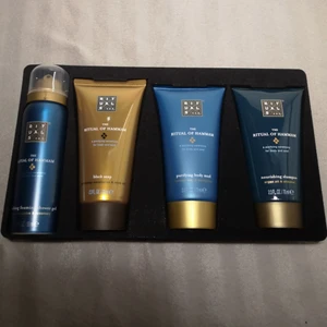 Duschprodukter - Fick detta i julklapp men det är inget som jag använder så jag tänker mig att någon annan kan vara intresserad😊Det är refreshing foaming shower gel, black soap, purifying body mud och nourishing shampoo. Skriv om du undrar något😊