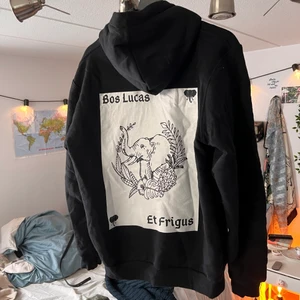 Hoodie med tryck  - Köpt för 600, skriv för bilder på eller annan info. :)