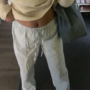 Pyjamas byxor - Säljer dessa slutsålda, mysiga pyjamas byxor ifrån hm i storlek Xs då dem är för korta för mig som är 175cm🤍