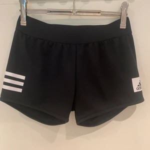 Adidas träningsshorts  - Svarta adidas shorts, bra skick 