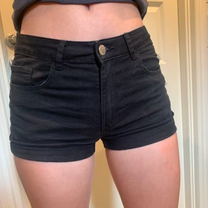 Svarta Jeansshorts  - Svarta jeansshorts från hm, midwaist 