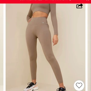 Aimn tights - Aimn ribbed seamless tights i färgen espresso, svinsnygga och sköna tights.