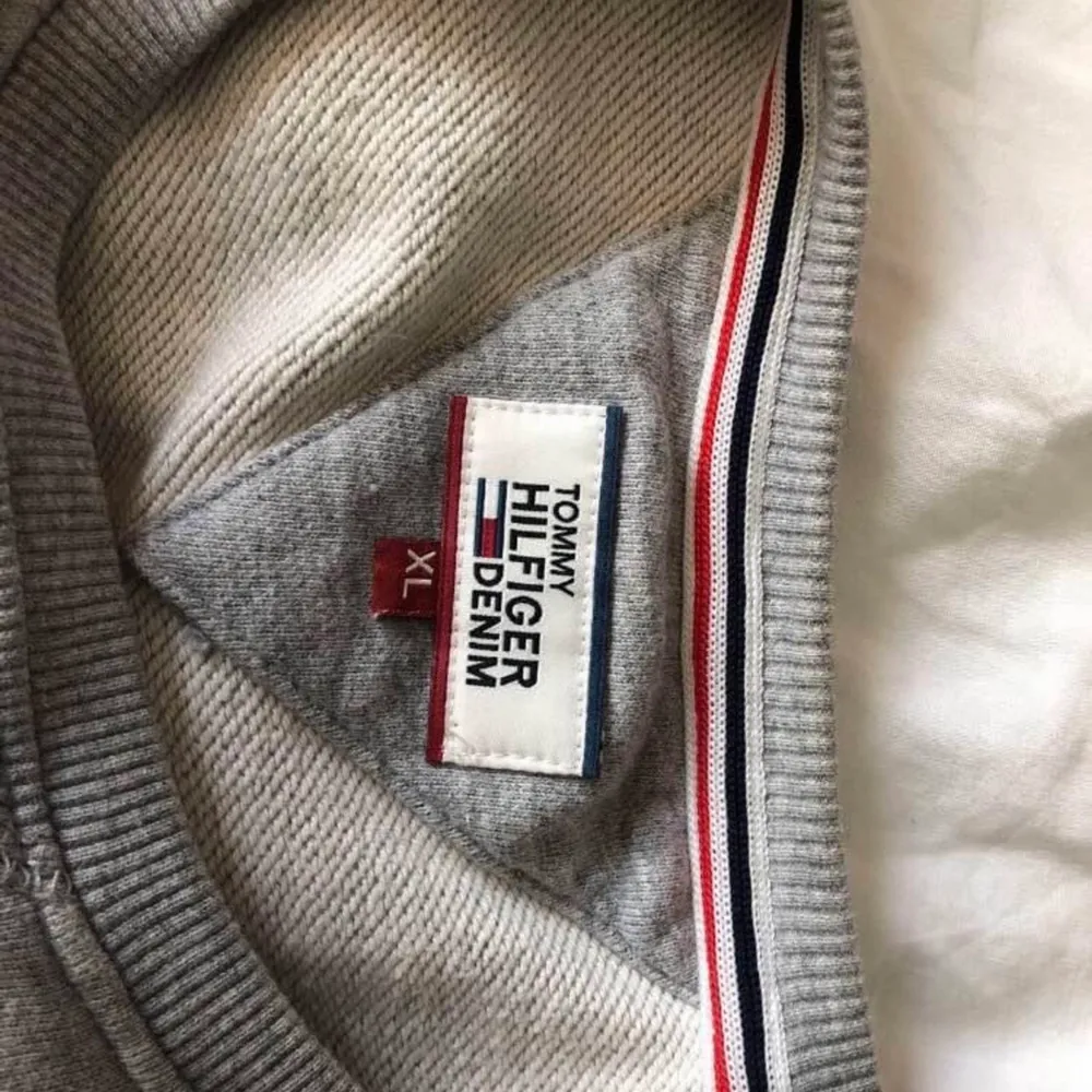 Tommy Hilfiger sweatshirt i storlek XL Eventuell frakt betalas av köpare Paketpris för alla tröjor är 1000:-. Tröjor & Koftor.