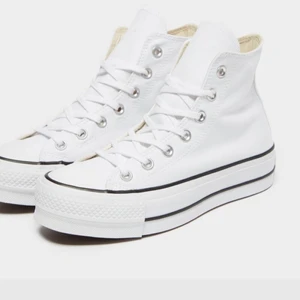 Converse All Star Lift High Platform Dam - Oanvända vita Converse i storlek 38. Aldrig använda då de skulle vara studentskor men kom aldrig till användning. Ny pris är 950kr men säljer för 850kr. Köparen står för frakten💕💕 vid smidigt köp kan pris diskuteras 