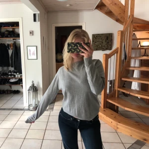 Grå fin stickad tröja - Super fin grå fin stickad tröja i storlek S, passar en XXS-S, jag själv är en XS/S, super fint skick😎