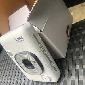 Instax kamera - En kamera som skriver ut bilder direkt. 