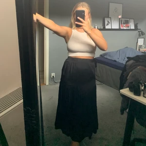 Fin flowig kjol - Tyvärr är den något liten på mig, och översta vollang-sömmen fastnar något kring låren. Annars är den jättefin och inte särskilt använd. Tyget är lite silkes aktivt och är väldigt fint, samt bekvämt. Bör passa någon med storlek XS eller S i byxor.