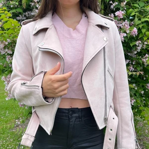 Ljusrosa jacka från Zara - Ljusrosa jacka från Zara. Använd fåtal gånger så är i bra skick. Säljer på grund av det kommer inte till användning.