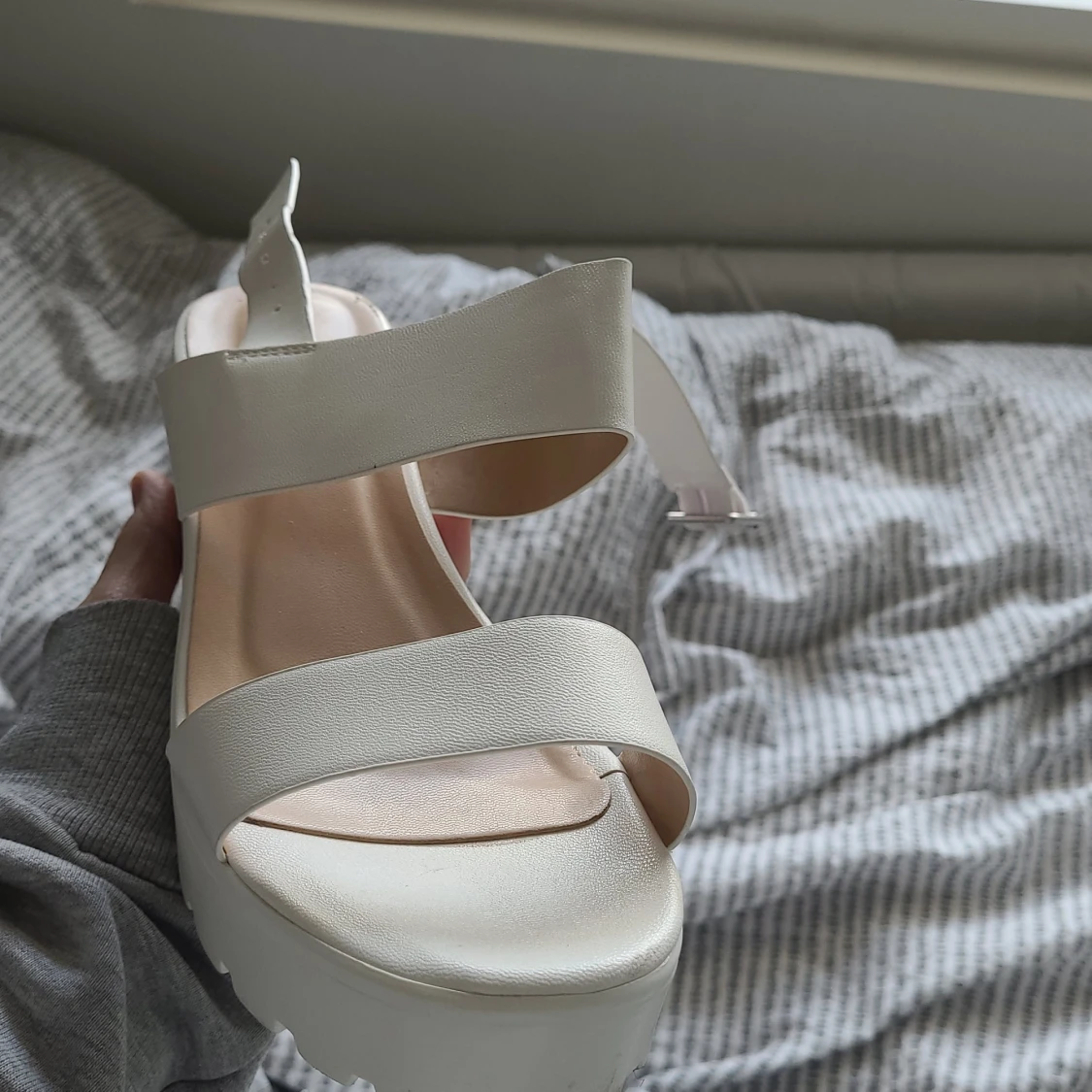 Vita sandaler med lite klack - 91