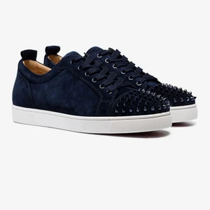 SÖKER LOUBS - Söker Christian Louboutins. Storlek 42, äkthet bevis måste finnas samt att ja gör legitcheck på Facebook innan köp. Max 3500, mvh Elias