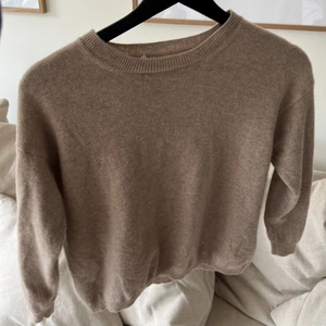 Inverni  - Äkta cashmere tröja beige från inverni, älskar så mycket men den är tyvärr för liten för mig. Den är inte nopprig och inga andra defekter förutom lappen som har lossnat lite❤️