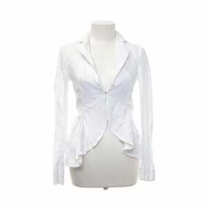 Linne skjorta/topp - Säljer denna topp i linne, med jättesöta volanger. Skitsnygg till typ jeanskjol 👍 Storlek XS