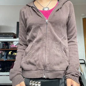 Brun zara hoodie - Brun zara hoodie strl m men passar s också beroende på hur man vill att den ska sitta