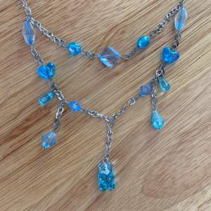 Handgjort blått halsband med akryl- och plastpärlor! 