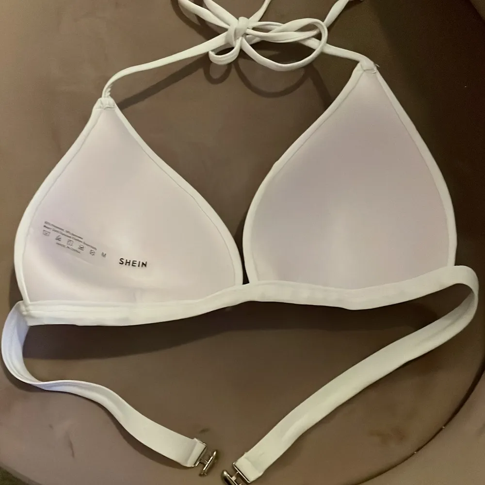 Vit bikini topp från shein, aldrig använd. Jag köpte den från en anna tjej på Plick men fick hem den i fel storlek än vad hon skrev. Säljer då pågrund av för stor storlek🫶🏻🤩. Övrigt.