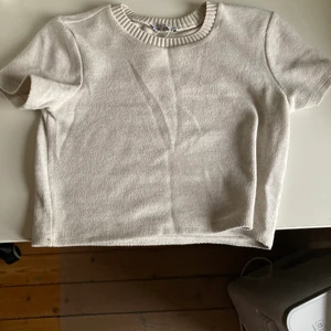 Stickad t-shirt från zara - Säljer denna vita stickade t-shirt från zara Använd fårtal gånger, kontakta mig privat om du är intresserad 💕