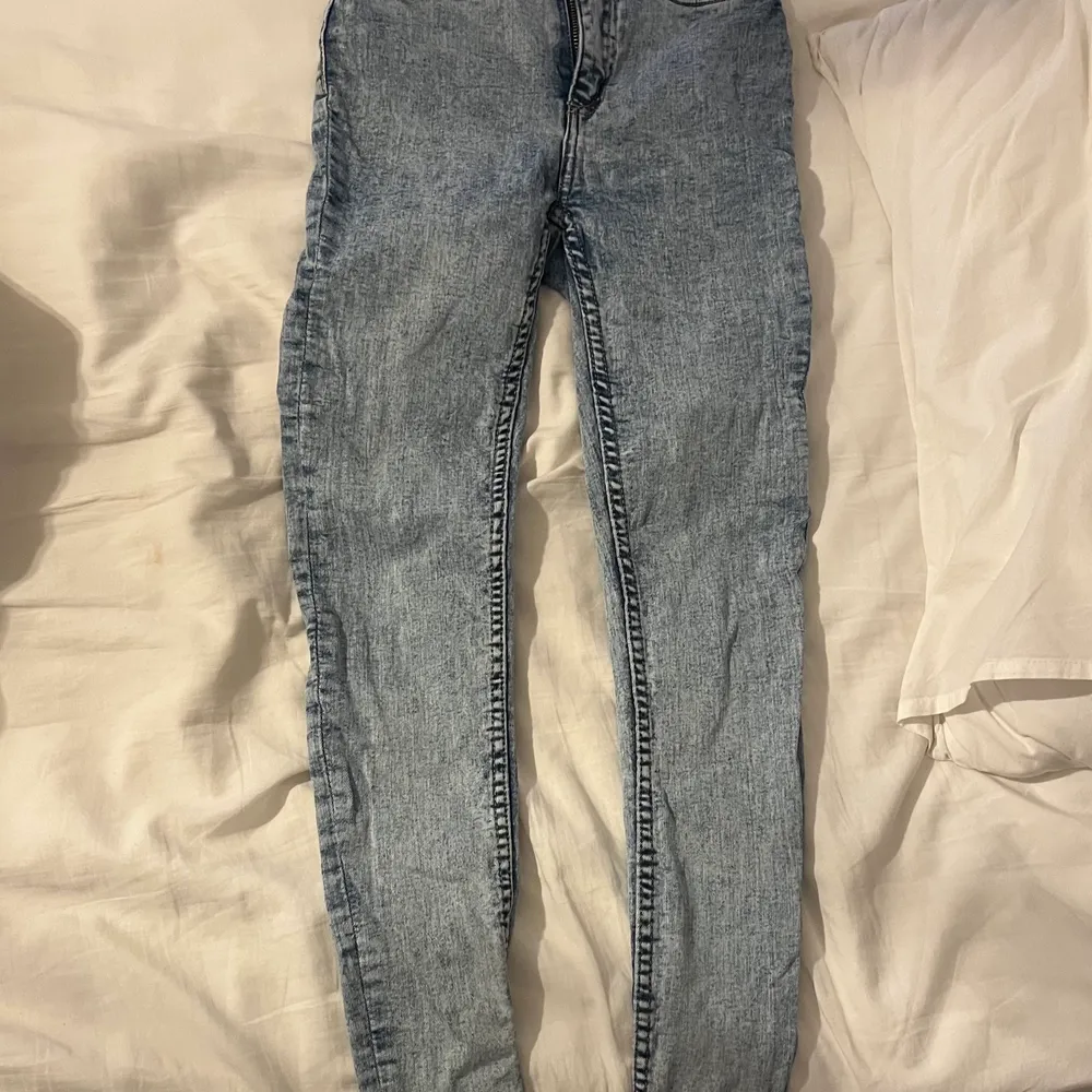 ljusblå Skinnyjeans typ helt oanvända köpt för 150kr. Jeans & Byxor.