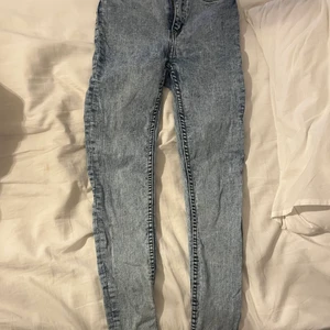 Skinnyjeans - ljusblå Skinnyjeans typ helt oanvända köpt för 150kr