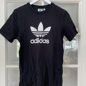 äkta adidas t-shirt - Jättefin adidas t-shirt som självklart är äkta! Trycket ser ut som köpt orecis som själva tröjan!