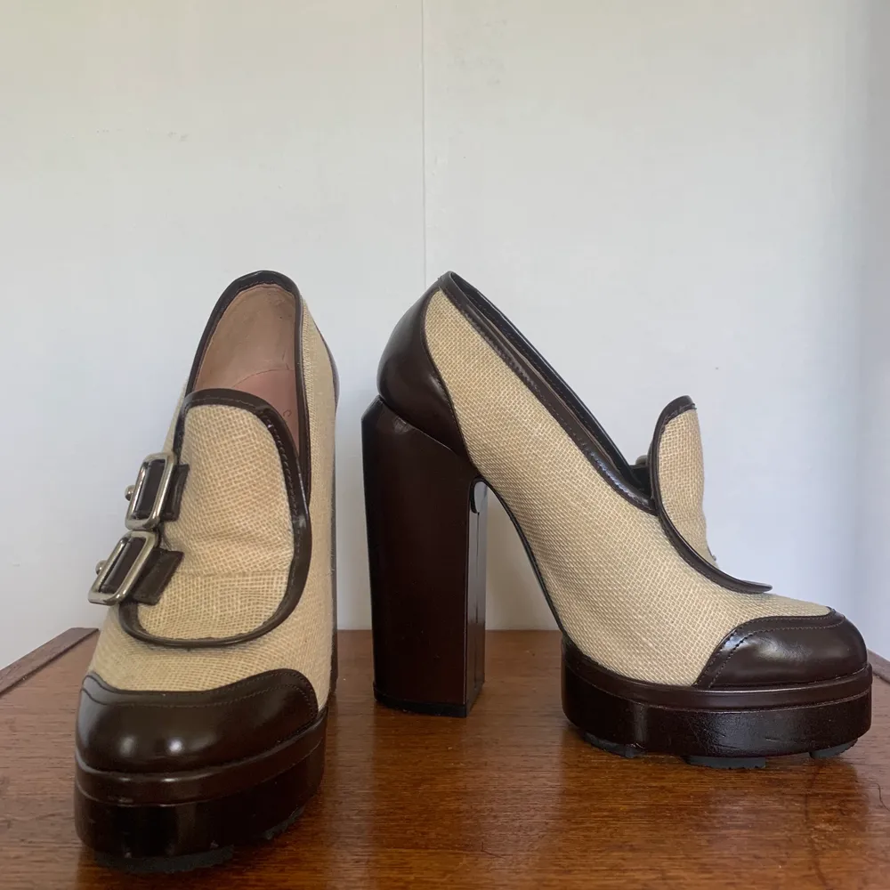 Beige and brown pumps, canvas and leather. Bought them second hand, but I’ve never worn them outside, the soles look unused. Size 38.. Skor.
