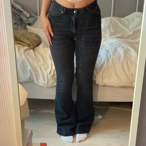 Utsvängda jeans - Är i storlek 36 men är små så passar nog 34 bättre