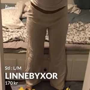 Linnebyxor  - 🛑pris kan diskuteras🛑  Råkade köpa För stor storlek så säljer dessa fina linne byxor.  Det är en storlek L, dock så sitter byxorna som en M.  Kom privat för bilder eller om du har frågor! ☺️👌
