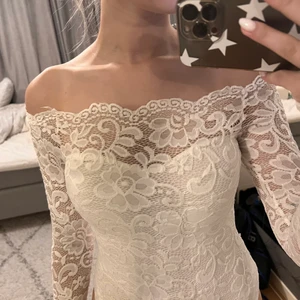 Body i spets  - En fin vit body som endast är använd vid 1 tillfälle. Säljer pga att den tyvärr blivit för liten för mig! (Det är string på bodyn så den syns inte under byxor)