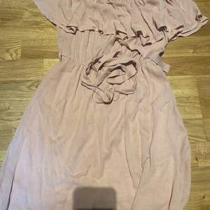 Fin rosa off shoulder klänning från Nelly trend, med tillhörande midjeband. I storlek 34, bara använd på skolavslutning för 6 år sen.  Nypris ca 399kr. Mitt pris 260kr ungefär. Köparen betalar för frakt, annars kan klänningen hämtas upp i Ängelholm.